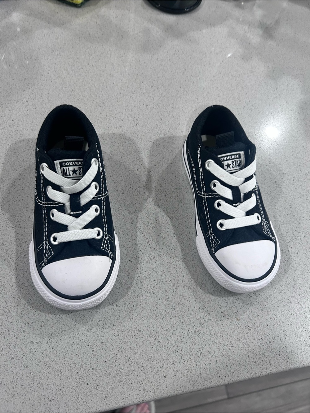 Converse Kids Low Top Sneakers - Black and White Sz 8 EUC